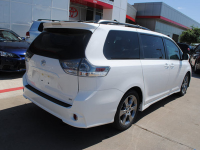 toyota sienna 2012 white van se 8 passenger gasoline 6 cylinders front wheel drive 6 speed automatic 76053