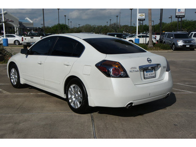 nissan altima 2010 white sedan 2 5 s gasoline 4 cylinders front wheel drive shiftable automatic 77566