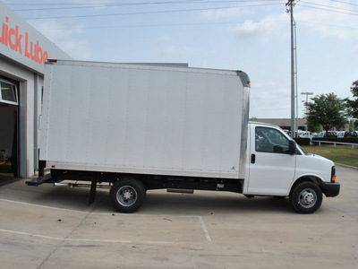 chevrolet express cutaway 2012 white van 3500 flex fuel 8 cylinders rear wheel drive automatic 76051