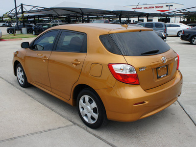 toyota matrix 2010 gold hatchback 4 cylinders automatic 76087