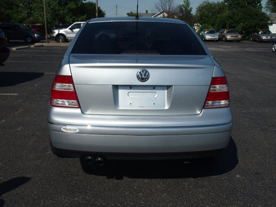 volkswagen jetta 2004 silver sedan gasoline 4 cylinders front wheel drive automatic 46168