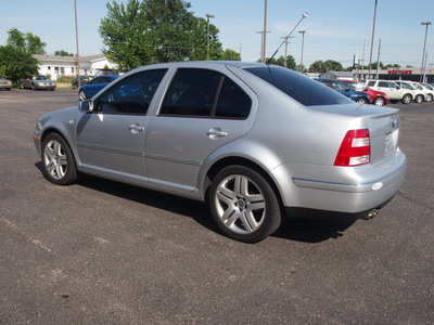 volkswagen jetta 2004 silver sedan gasoline 4 cylinders front wheel drive automatic 46168