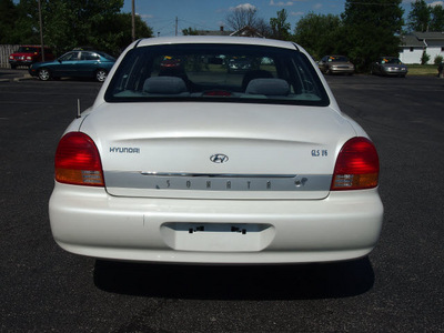 hyundai sonata 1999 white sedan gls gasoline 6 cylinders front wheel drive automatic 46168