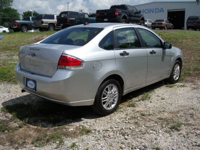 ford focus 2010 silver sedan se gasoline 4 cylinders front wheel drive automatic 75606