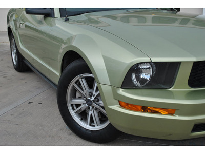 ford mustang 2005 dk  green coupe v6 gasoline 6 cylinders rear wheel drive automatic 78233