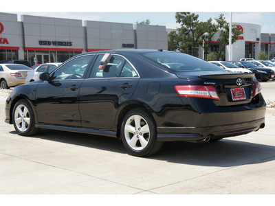 toyota camry 2011 black sedan se gasoline 4 cylinders front wheel drive automatic 78232