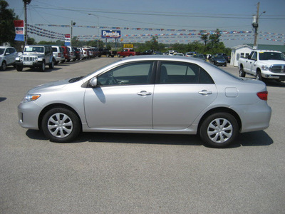 toyota corolla 2011 silver sedan le gasoline 4 cylinders front wheel drive automatic 62863