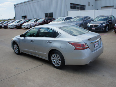 nissan altima 2013 silver sedan 2 5 s gasoline 4 cylinders front wheel drive automatic 76116