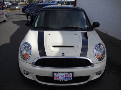 mini cooper 2009 white hatchback s gasoline 4 cylinders front wheel drive standard 79925