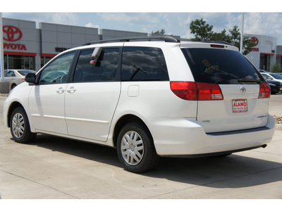 toyota sienna 2004 off white van le 7 passenger gasoline 6 cylinders front wheel drive automatic 78232