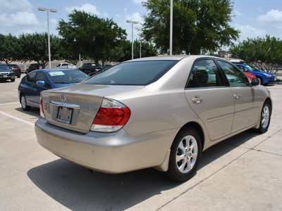 toyota camry 2005 tan sedan xle v6 gasoline 6 cylinders front wheel drive automatic 76011