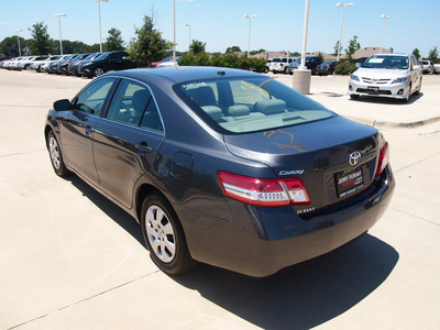 toyota camry 2011 gray sedan le 4 cylinders automatic 76049