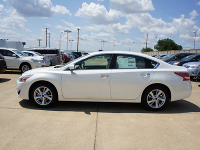 nissan altima 2013 white sedan 2 5 sv gasoline 4 cylinders front wheel drive automatic 75150