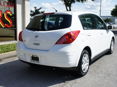 nissan versa 2011 white hatchback 1 8 s gasoline 4 cylinders front wheel drive automatic 75080