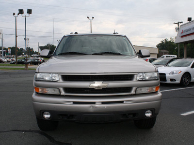 chevrolet suburban 2004 silver suv 1500 z71 flex fuel 8 cylinders 4 wheel drive automatic 27215