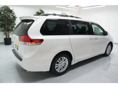 toyota sienna 2012 white van xle 8 passenger gasoline 6 cylinders front wheel drive automatic 91731