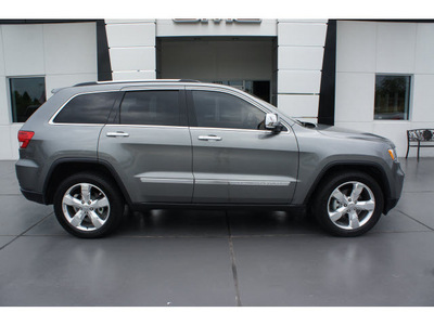 jeep grand cherokee 2011 gray suv overland summit gasoline 8 cylinders 2 wheel drive automatic 77338