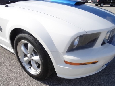 ford mustang 2009 white coupe gasoline 8 cylinders rear wheel drive 6 speed manual 77388