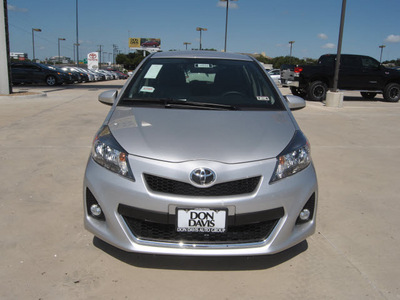 toyota yaris 2012 silver 5 door se gasoline 4 cylinders front wheel drive automatic 76011