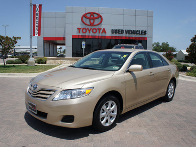 toyota camry 2011 gold sedan le gasoline 4 cylinders front wheel drive automatic 76087