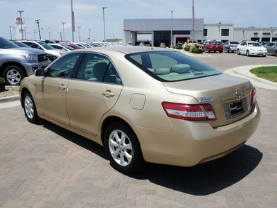 toyota camry 2011 gold sedan le gasoline 4 cylinders front wheel drive automatic 76087