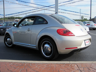 volkswagen beetle 2012 silver hatchback 2 5 gasoline 5 cylinders front wheel drive 6 speed automatic 46410