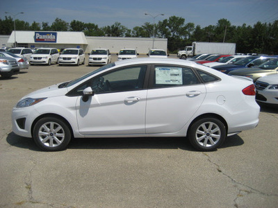 ford fiesta 2013 white sedan se gasoline 4 cylinders front wheel drive 6 speed automatic 62863