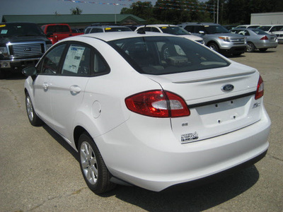 ford fiesta 2013 white sedan se gasoline 4 cylinders front wheel drive 6 speed automatic 62863