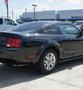 ford mustang 2009 black coupe gasoline 6 cylinders rear wheel drive automatic 77090