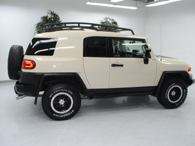 toyota fj cruiser 2010 tan suv gasoline 6 cylinders 4 wheel drive automatic 91731