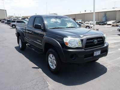 toyota tacoma prerunner 2006 black gasoline 4 cylinders rear wheel drive 5 speed manual 76234