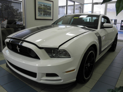ford mustang 2013 white coupe boss 302 gasoline 8 cylinders rear wheel drive 6 speed manual 32783