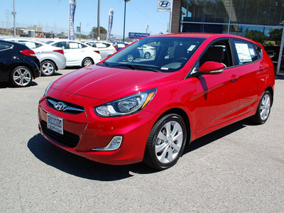 hyundai accent 2013 red hatchback se gasoline 4 cylinders front wheel drive automatic 94010
