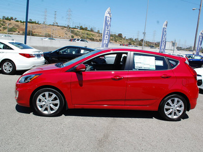 hyundai accent 2013 red hatchback se gasoline 4 cylinders front wheel drive automatic 94010