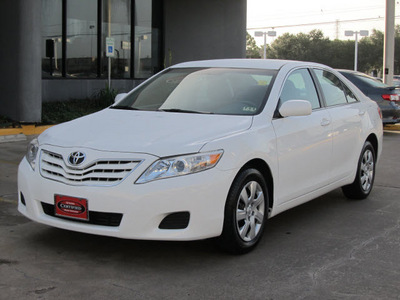 toyota camry 2011 white sedan le gasoline 4 cylinders front wheel drive automatic with overdrive 77074