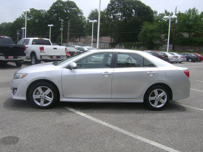 toyota camry 2012 silver sedan se gasoline 4 cylinders front wheel drive automatic 75604