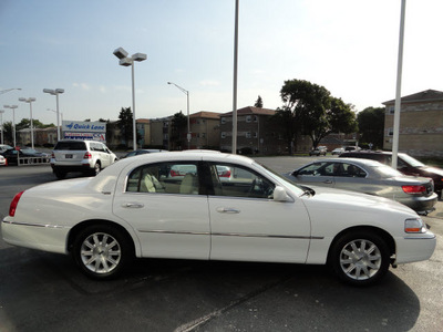 lincoln town car 2011 white sedan signature limited 8 cylinders automatic with overdrive 60546