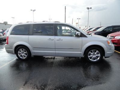 chrysler town country 2008 silver van limited gasoline 6 cylinders front wheel drive automatic 60915