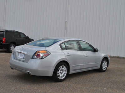 nissan altima 2011 silver sedan 2 5s gasoline 4 cylinders front wheel drive cont  variable trans  78586