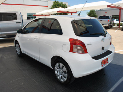 toyota yaris 2007 white hatchback gasoline 4 cylinders front wheel drive automatic 75067