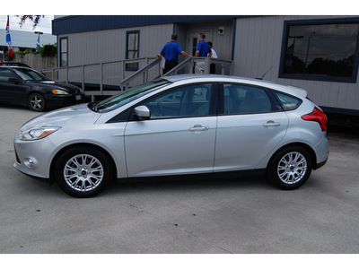 ford focus 2012 silver hatchback se flex fuel 4 cylinders front wheel drive automatic with overdrive 77706