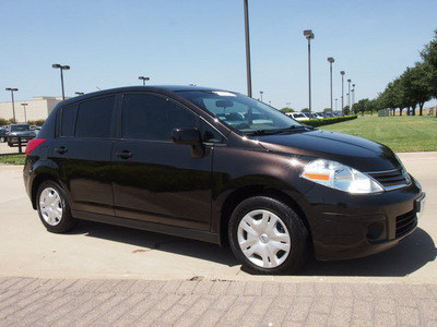 nissan versa 2011 dk  brown hatchback gasoline 4 cylinders front wheel drive automatic with overdrive 76018