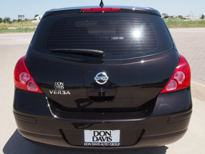 nissan versa 2011 dk  brown hatchback gasoline 4 cylinders front wheel drive automatic with overdrive 76018