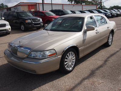 lincoln town car 2004 beige sedan signature gasoline 8 cylinders rear wheel drive automatic 77301