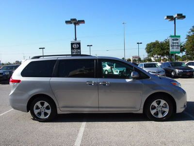 toyota sienna 2012 silver van le 8 passenger gasoline 6 cylinders front wheel drive automatic 76011