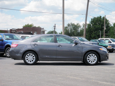 toyota camry 2011 gray sedan xle gasoline 4 cylinders front wheel drive shiftable automatic 61832