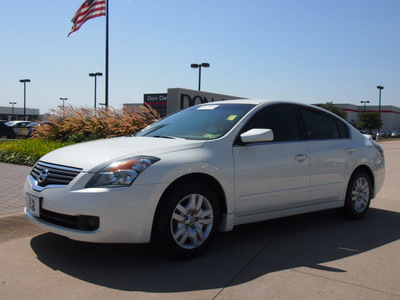 nissan altima 2009 white sedan 2 5 s gasoline 4 cylinders front wheel drive automatic 76018