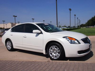 nissan altima 2009 white sedan 2 5 s gasoline 4 cylinders front wheel drive automatic 76018