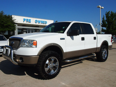 ford f 150 2006 white lariat gasoline 8 cylinders 4 wheel drive automatic with overdrive 76011