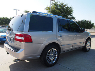 lincoln navigator 2007 silver suv gasoline 8 cylinders 4 wheel drive automatic with overdrive 76011